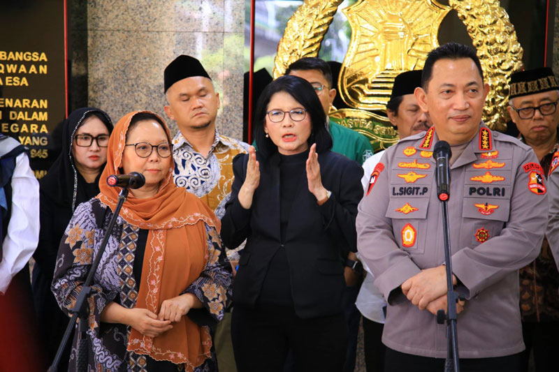 Kapolri Jenderal Listyo Sigit Prabowo (kanan) dan Ketua PBNU Alissa Wahid (kiri) memberikan keterangan usai pertemuan di Mabes Polri, Jakarta Selatan, Rabu (12/2/2025).