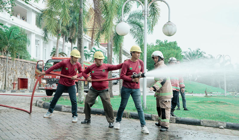 Anggota pemadam kebakaran melakukan simulasi memadamkan api dalam rangkaian peringatan bulan K3 di Pekanbaru, Rabu (12/2/2025).