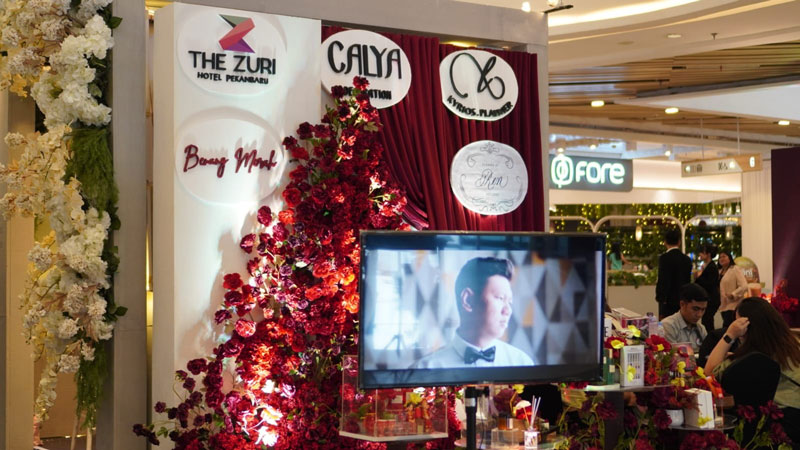 Booth The Zuri Hotel Pekanbaru hadir menawarkan promo wedding menarik dalam iven spesial Wedding Fair yang digelar di Living World Pekanbaru, Selasa (11/2/2025).