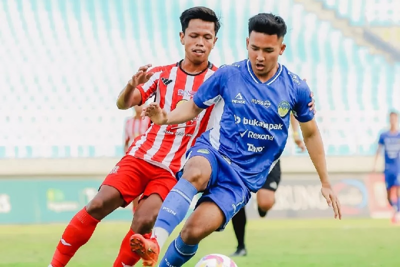 Pemain PSIM Yogyakarta Ghulam Fatkur (kanan) saat mengalahkan Deltras FC 3-1 pada matchday kelima Babak 8 Besar Liga 2. Ghulam Fatkur alihkan fokus hadapi PSPS Pekanbaru di laga terakhir.