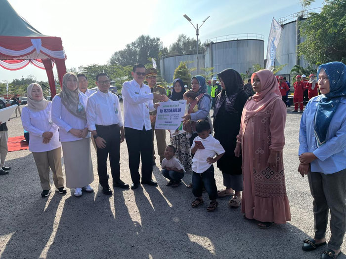 Sekda Dumai Indra Gunawan serta didampingi Kepala Kantor wilayah BPJSTK Sumbariau Henky Rhosidien menyerahkan santunan kepada ahli waris korban keclakaan kerja.
