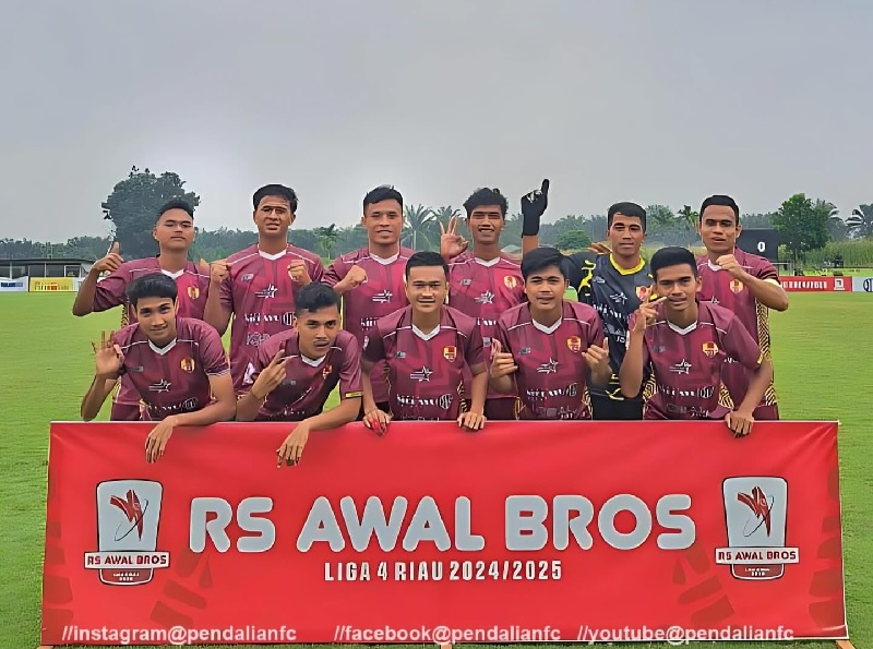 Pemain Pendalian FC foto bersama sebelum pertandingan melawan Nabil FC dalam laga Liga 4 zona Riau di Lapangan Wahana Jalan Air Hitam Pekanbaru, Kamis (13/2/2025).