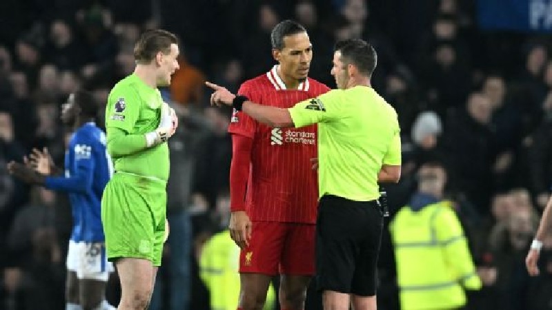 Virgil van Dijk sebut wasit Michael Oliver telah kehilangan kendali dalam derby Merseyside atntara Everton vs Liverpool di Goodison Park, Kamis (13/2/2025) dini hari WIB.