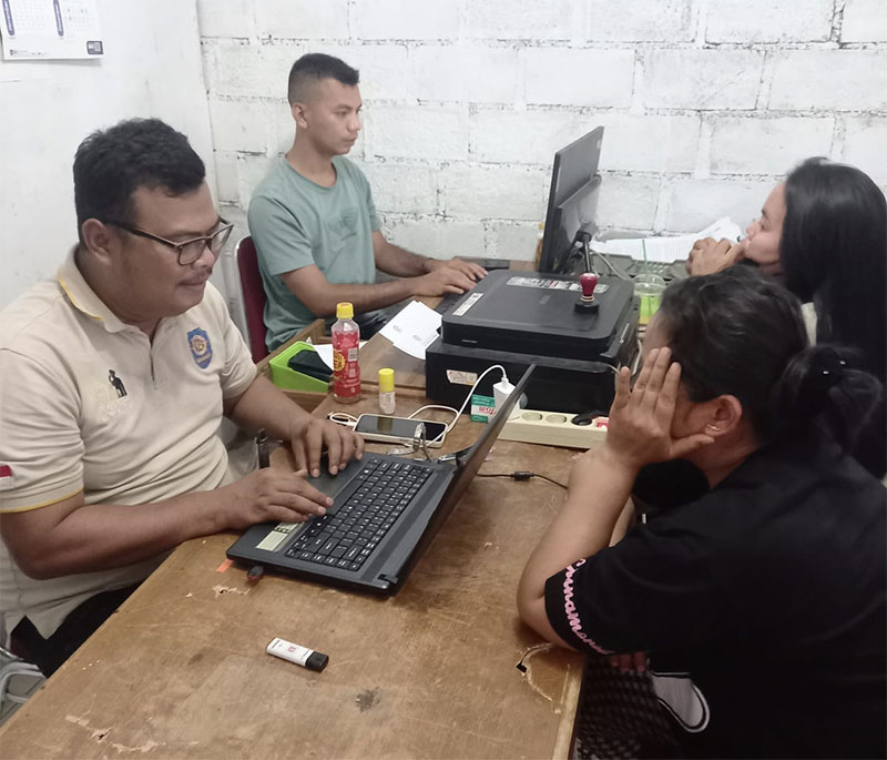 Personel Satpol PP mendata 14 pekerja hiburan malam yang terjaring operasi pekat di Mako Satpol PP dan Damkar Rohul, Jumat (14/2/2025). .