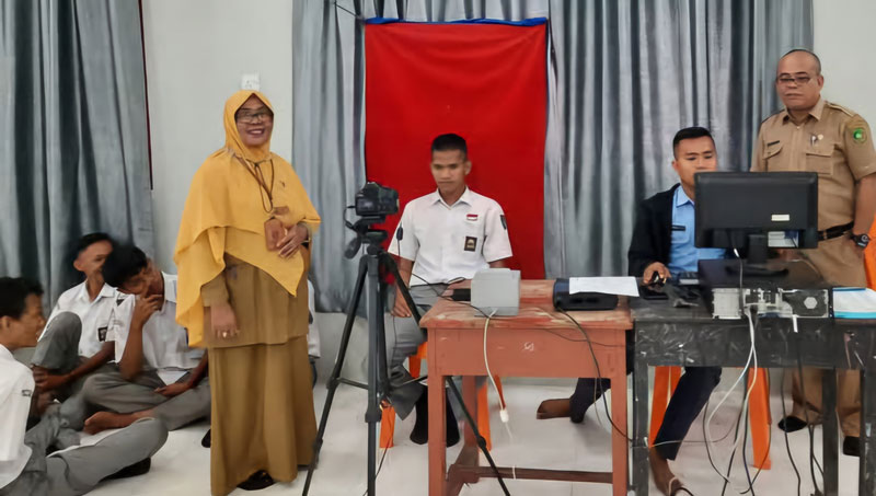 Sejumlah anak didik salah satu sekolah di Kepulauan Meranti melakukan perekaman KTP-el  di&nbsp;  Disdukcapil Kepulauan Meranti, belum lama ini.