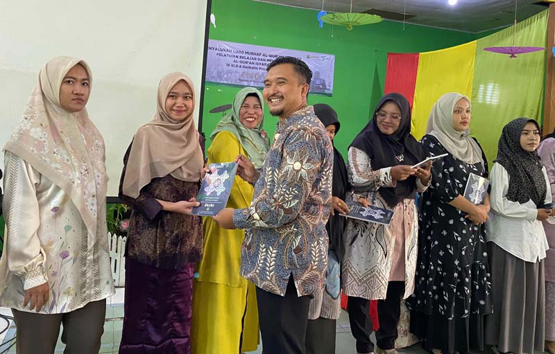 Pimpinan Cabang Dompet Dhuafa Riau Hendi Mardika menyerahkan Al-Qur&rsquo;an isyarat kepada peserta pelatihan belajar-mengajar Al-Qur&rsquo;an isyarat