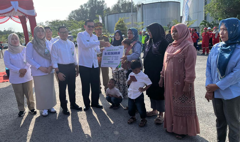 Sekda Dumai Indra Gunawan didampingi Kepala Kantor wilayah BPJSTK Sumbariau Henky Rhosidien beserta jajaran menyerahkan secara simbolis santunan kepada ahli waris.