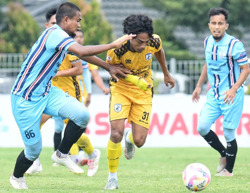 Bek Wahana FC Ario Putra (kiri) mengadang pemain Persemai Dumai Robi Darwis  (tengah) dalam laga Liga 4 Zona Riau di Lapangan Wahana Jalan Air Hitam Pekanbaru, Kamis (13/2/2025).