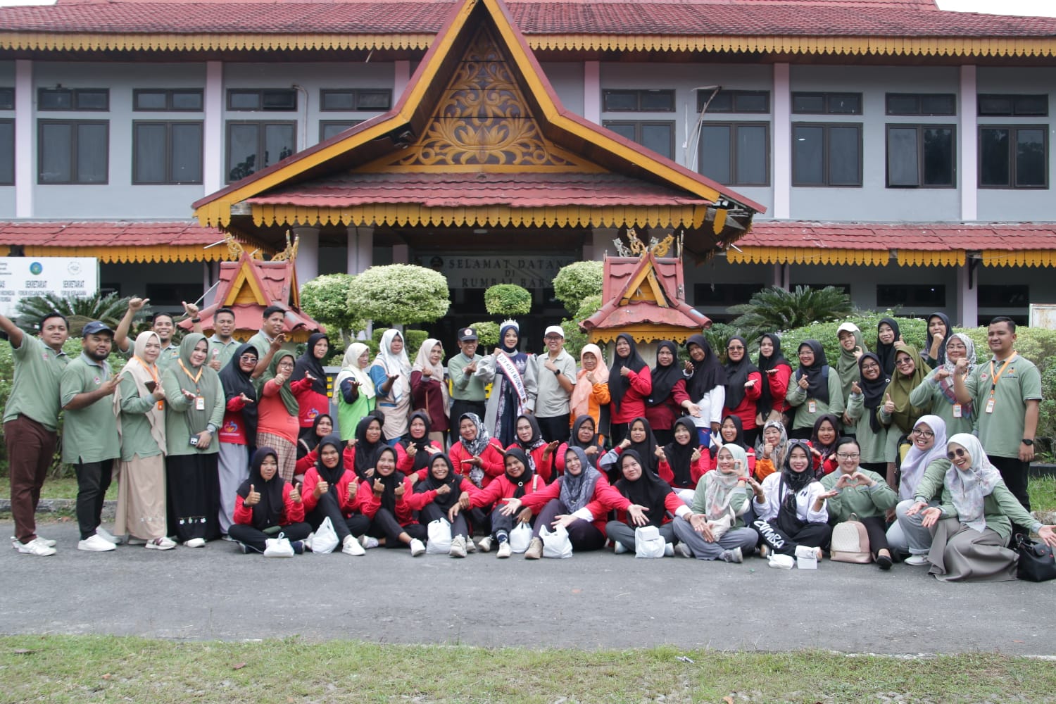 Para pimpinan UHTP dan pihak Kecamatan Rumbai Barat foto bersama usai pengabdian kepada masyarakat, Kamis (13/2/2025).