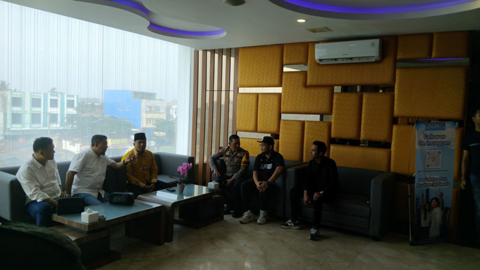 Pj Sekko Pekanbaru, Zulhelmi Arifin melakukan peninjuan ruangan karaoke di Chromatic Panam, Jumat (14/2/2025).