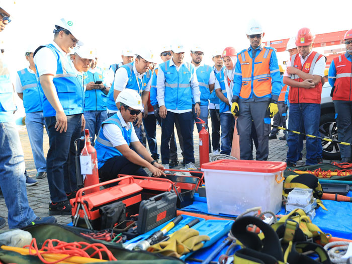 General Manager PLN UID Riau dan Kepulauan Riau, Tonny Bellamy saat melakukan pemeriksaan peralatan yang digunakan petugas pelayanan teknik belum lama ini.