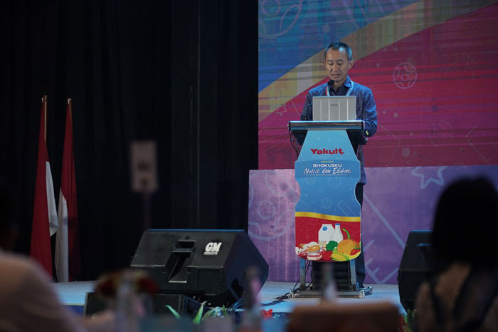 Presiden Direktur PT Yakult Indonesia Persada, Hiroshi Kawaguchi memberikan sambutan pada seminar seminar bertajuk