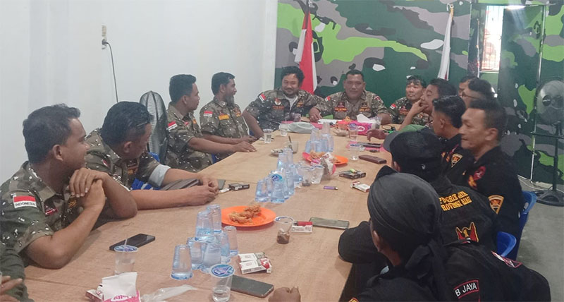 Ketua DPC Grib Jaya Kabupaten Bengkalis David Hasudungan  Silitonga rapat membahas program kerja dan persialan keberangkatan pasitri umrah di Sekretariat Grib Jaya di Jalan Hang Tuah Kota Duri, Sabtu