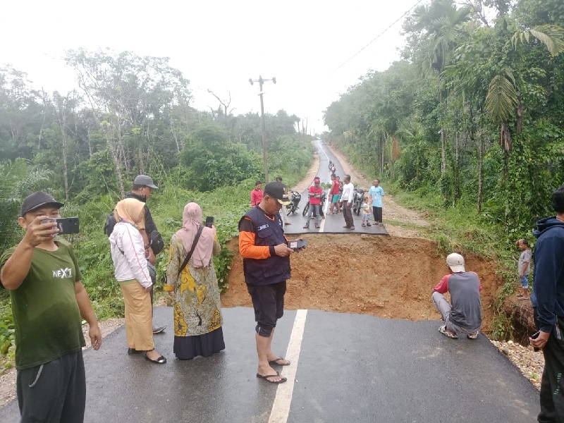 Ruas jalan Desa Koto Inuman putus sejak dihantam arus Sungai Ili Tulang Pocah yang meluap Jumat (14/2/2025).