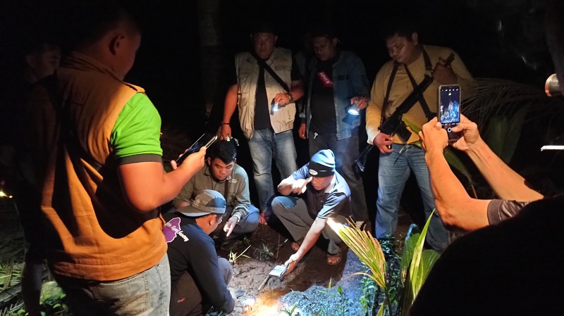 Personel Polsek Pelangiran bersama Tim BBKSDA Riau dan Pemerintah Desa saat melakukan identifikasi jejak kaki harimau sumatera.