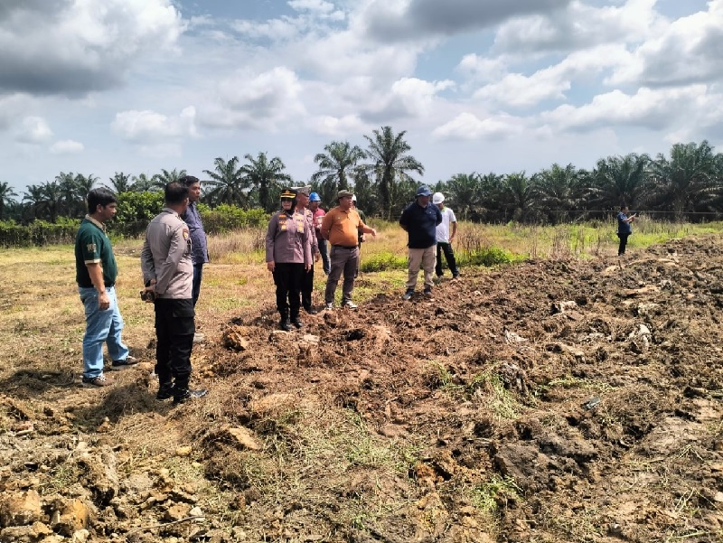 Polsek Pinggir bersama perwakilan PT Adei saat meninjau lahan, Sabtu (15/2/2025).