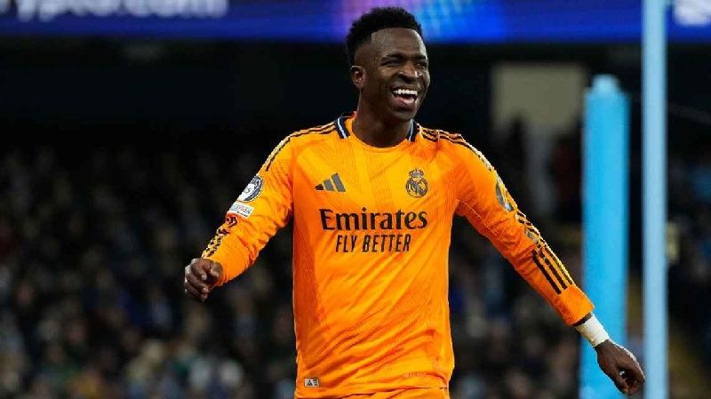 Ada spekulasi yang sedang berlangsung di Spanyol bahwa Vin&iacute;cius J&uacute;nior dapat meninggalkan Real Madrid musim panas ini.