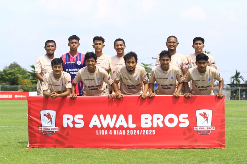 Pemain Wahana FC foto bersama sebelum laga menghadapi Pekanbaru FC di Lapangan Wahana Jalan Air Hitam Pekanbaru, Sabtu (15/2/2025).
