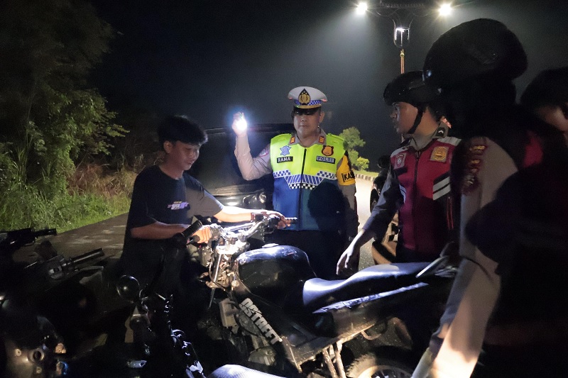 Polres Kuansing melakukan penertiban balap liar dan knalpot brong di kawasan kantor bupati, Telukkuantan, Sabtu (15/2/2025).