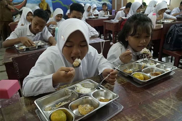 Murid SDN 167 Kecamatan Tuah Madani, Pekanbaru, menikmati makan siang, program makan bergizi gratis, Senin (13/1/2025).