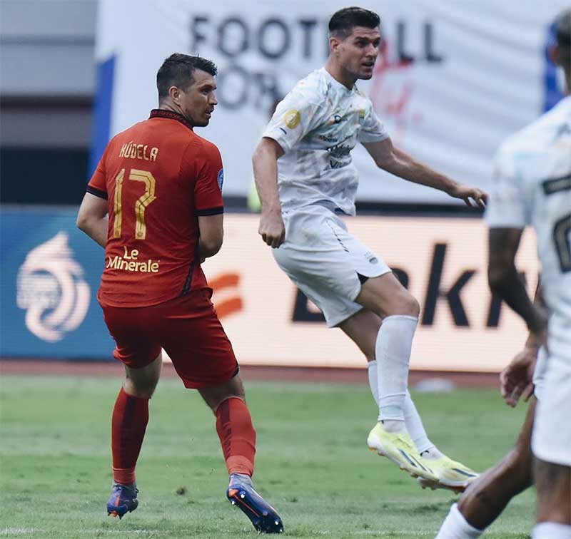 Persib Bandung sukses menahan tuan rumah Persija Jakarta pada matchday ke-23 Liga 1 dengan skor 2-2 setelah tertinggal dua gol pada babak pertama.