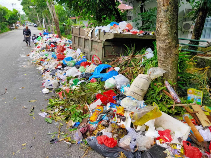 Sampah menumpuk di lokasi tempat penampungan sementara