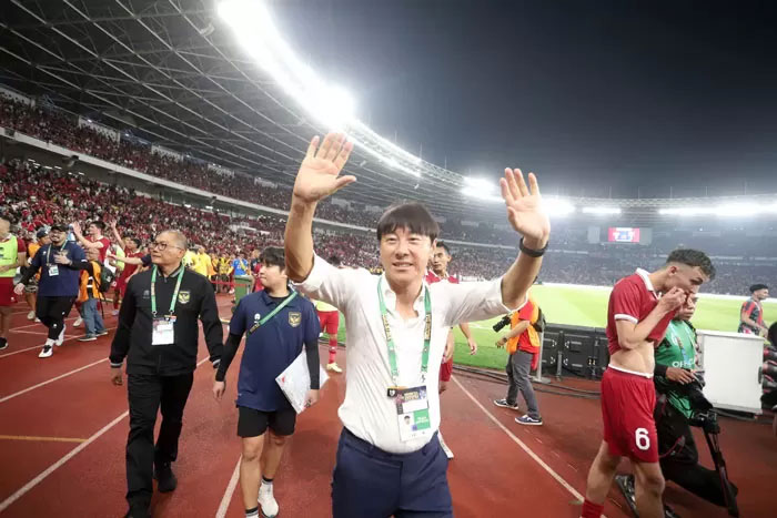 Shin Tae-yong menyapa suporter usai pertandingan FIFA Matchday di Stadion Utama Gelora Bung Karno.