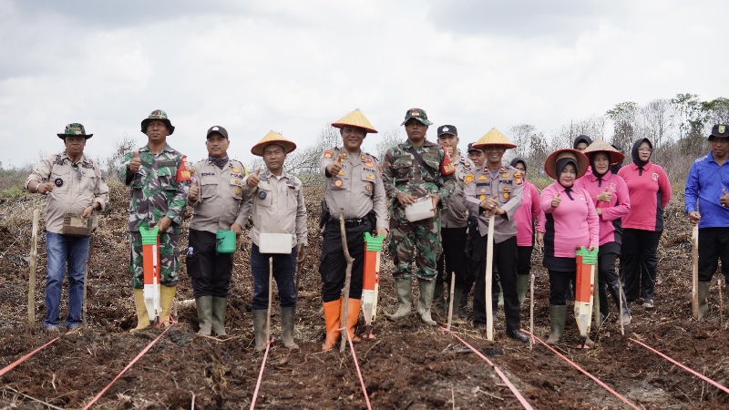 Perwakilan Forkopimda Inhil secara simbolis melakukan penanaman jagung di Desa Kuala Sebatu, Inhil, Riau, Sabtu (15/2/2025).