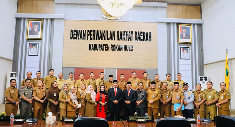 Bupati dan Wabup Rohul Terpilih Anton-Poti foto bersama dengan Pejabat Eselon II Rohul usai ditetapkan DPRD Rohul, baru baru ini.