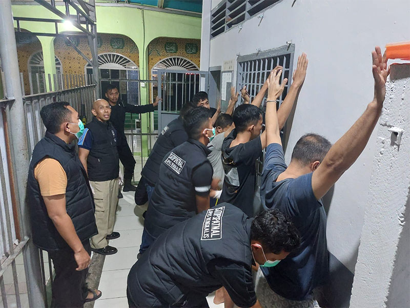 Petugas Lapas Bengkalis melakukan pemeriksaan terhadap WBP, Ahad (16/2/2025) malam.