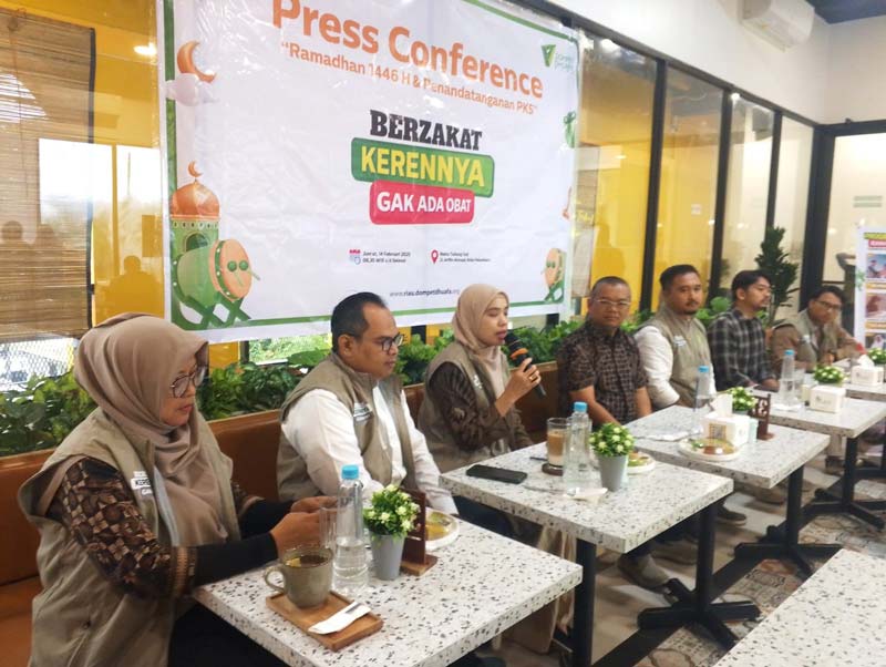 Director Resource Mobillization (Remo) dan Sekretaris Pengurus Yayasan Dompet Dhuafa Republika (YDDR) Etika Setiawanti memberikan penjelasan dalam konferensi pers terkait target yang ingin dicapai