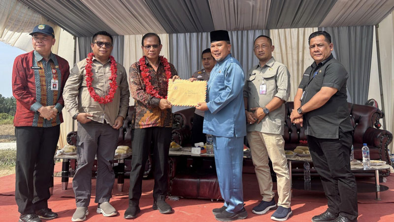 Asisten I Setdakab Rohul H Fhatanalia Putra menyerahkan dokumen kepada Sekretaris Dirjen Pembangunan dan Pengembangan Kawasan Transmigrasi.