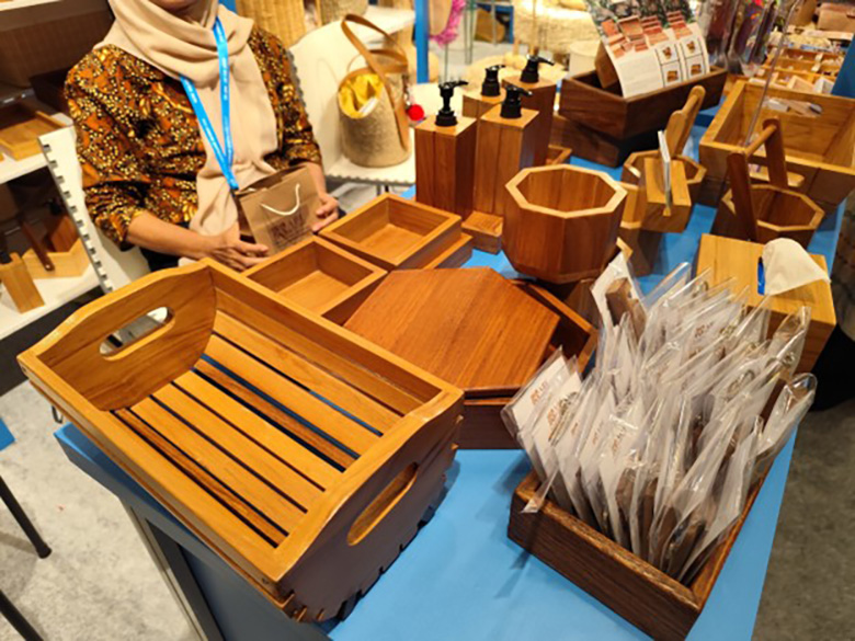produk Abe Kreasi menggunakan finishing water-based, yang lebih ramah lingkungan dibanding bahan berbasis minyak