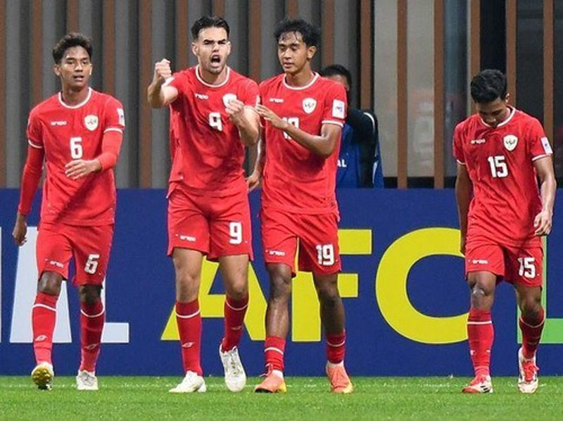 Penyerang Timnas Indonesia U-20 Jens Raven melakukan selebrasi usai mencetak gol ke gawang Uzbekitan  pada laga kedua Grup C Piala Asia U-20  di Shenzhen Youth Football Training Base Centre Stadium.