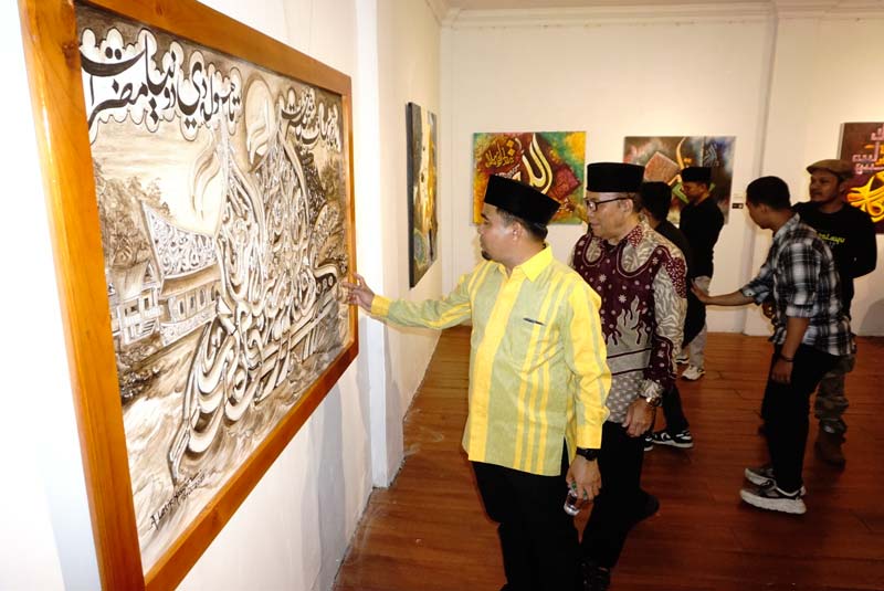 Pengunjung menyaksikan karya&nbsp; seni rupa kontemporer Khat Melayu Gurindam 12 di Galeri Hang Nadim, Bandar Seni Raja Ali Haji, Sabtu (15/2/2025).