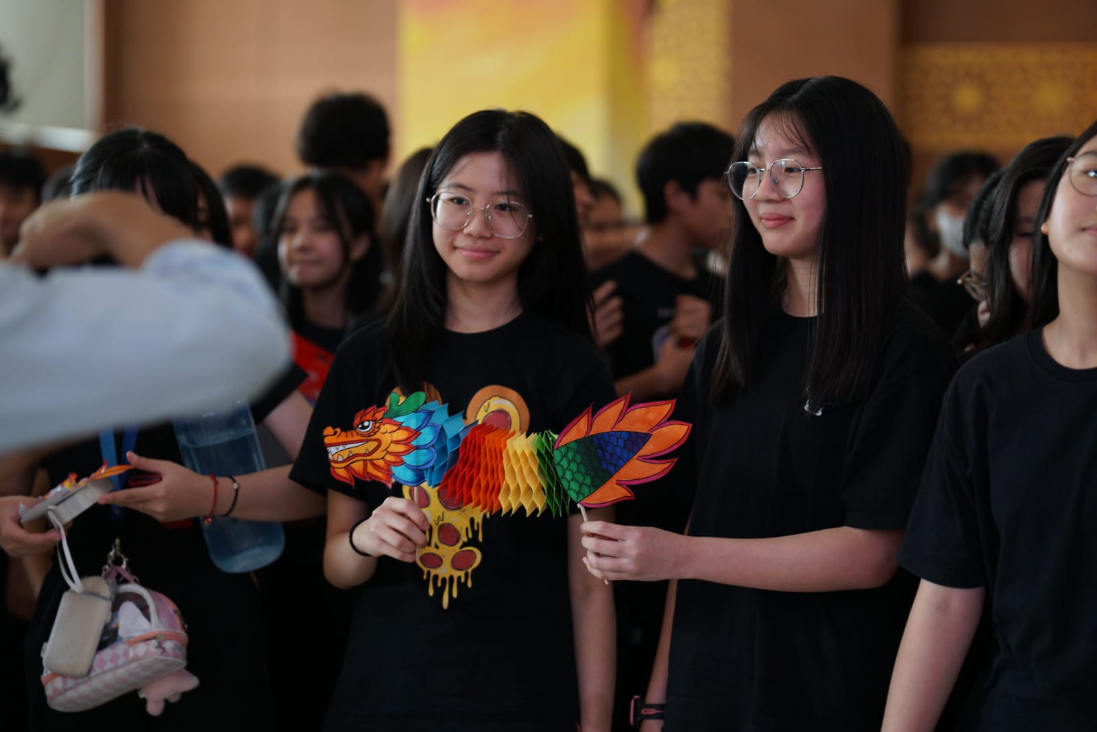 Siswa sekolah Dharma Yudha Pekanbaru memperlihatkan hasil karyanya dalam pembuatan pernak pernik khas Imlek berupa naga dance, Sabtu (25/1/2025) for Riau Pos