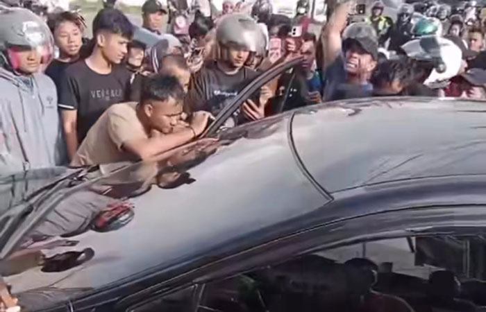 Tangkapan layar video viral dua PNS Kantor Imigrasi Pekanbaru ketahuan selingkuh oleh pasangan masing-masing di Jalan HR Soebrantas, Kota Pekanbaru pada Ahad (17/2/2025) sore.