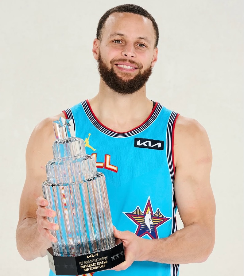 Bintang Golden State Warriors Stephen Curry: dianugerahi Trofi Kobe Bryant sebagai MVP All-Star usai membawa Tim OGs menang atas Global Starsdi final first-to-40.
