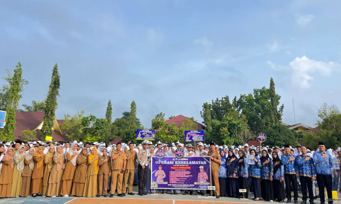 Satlantas Polres Kuansing bersama guru dan siswa SMKN 1 Teluk Kuantan saat goes to school, Senin (17/2/2025).