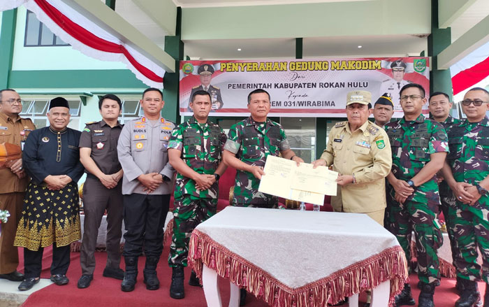 Danrem 031/WB Brigjen TNI Gugiyono bersama Bupati Rohul H Sukiman  menunjukan Berita Acara Serah Terima Gedung baru Makodim Rohul.