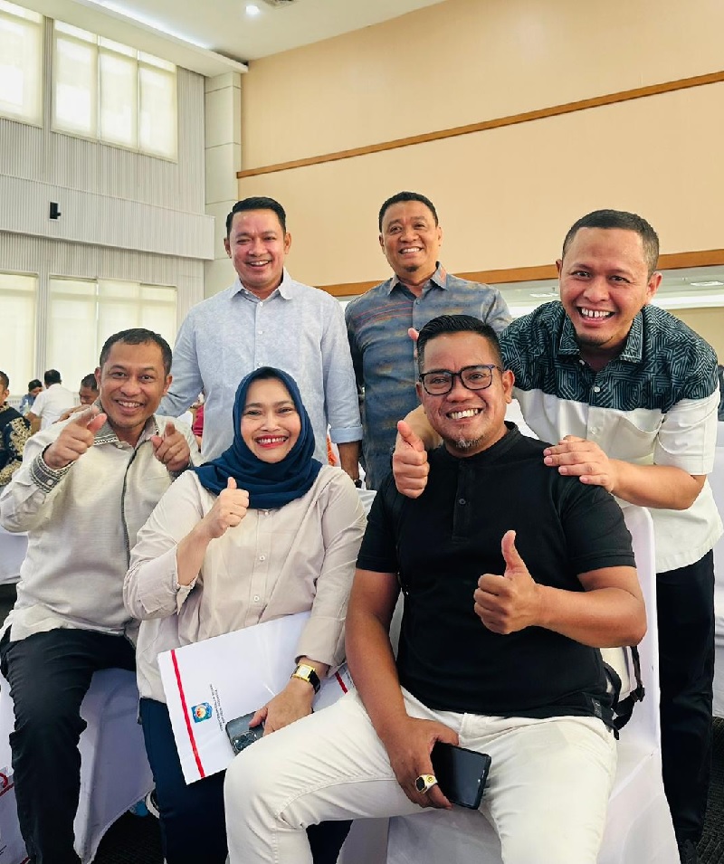 Bupati dan Wakil Bupati Bengkalis terpilih, Kasmarni dan Bagus Santoso terlihat bahagia saat foto berdama Bupati dari Riau usai pemeriksaan kesehatan di Kementerian Dalam Negeri (Kemendagri) Jakarta.