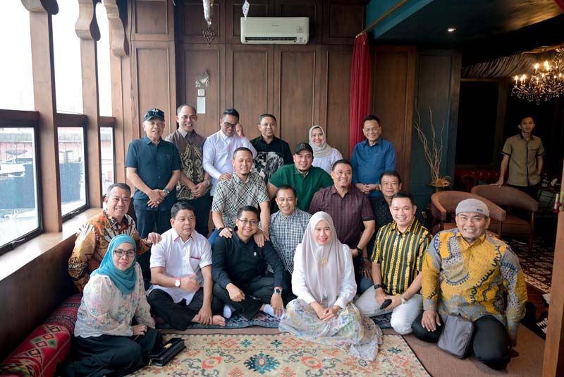 Gubernur Riau Terpilih Abdul Wahid foto bersama dengan kepala daerah terpilih di Riau, Wali Kota-Wakil Wali Kota Pekanbaru Agung Nugroho- Markarius Anwar