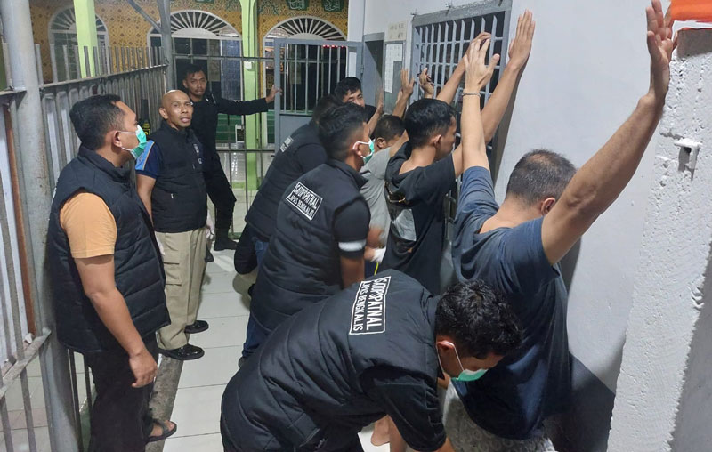 Petugas Lapas Bengkalis saat melakukan penggeledahan badan terhadap WBP, Ahad (16/2/2025).