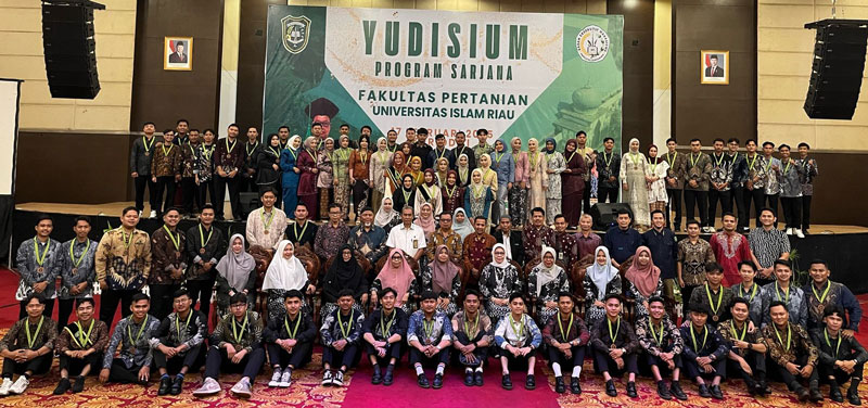 Pimpinan fakultas, pimpinan program studi serta Gubernur BEM FP UIR foto bersama dengan yudisiawan FP UIR, Senin (17/2/2025).