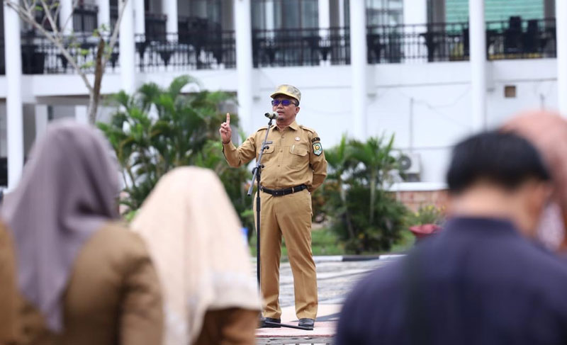 Sekdakab Siak Arfan Usman memimpin apel di halaman Kantor Bupati Siak, Senin (17/2/2025).