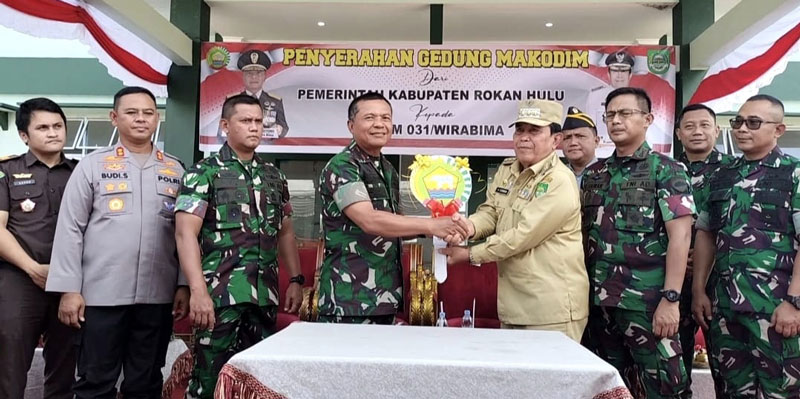 Bupati Rohul H Sukiman menyerahkan secara simbolis kunci duplikat Gedung Makodim Rohul kepada Danrem 031/WB Brigjen TNI Sugiyono.