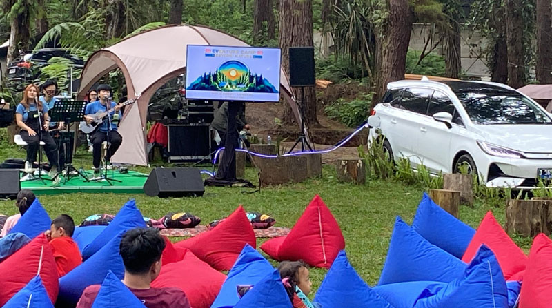 Komunitas BEYOND mengadakan acara keakraban setelah pelesiran bersama dari Jakarta ke Lembang Bandung, mengggunakan mobil listrik, Ahad (16/2/2025).