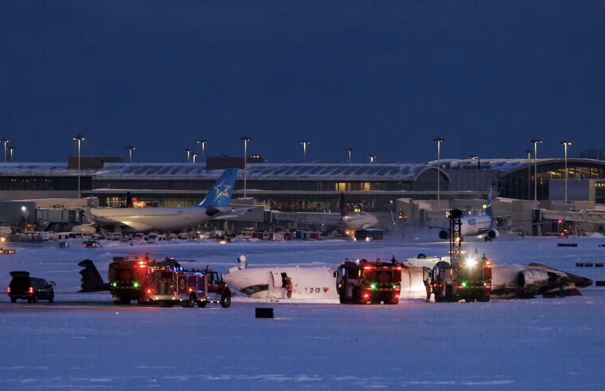 Evakuasi darurat di sekitar pesawat Delta Airlines yang terbalik di landasan pacu Bandara Internasional Toronto Pearson di Mississauga, Ontario, Kanada, Senin (17/2/2025).