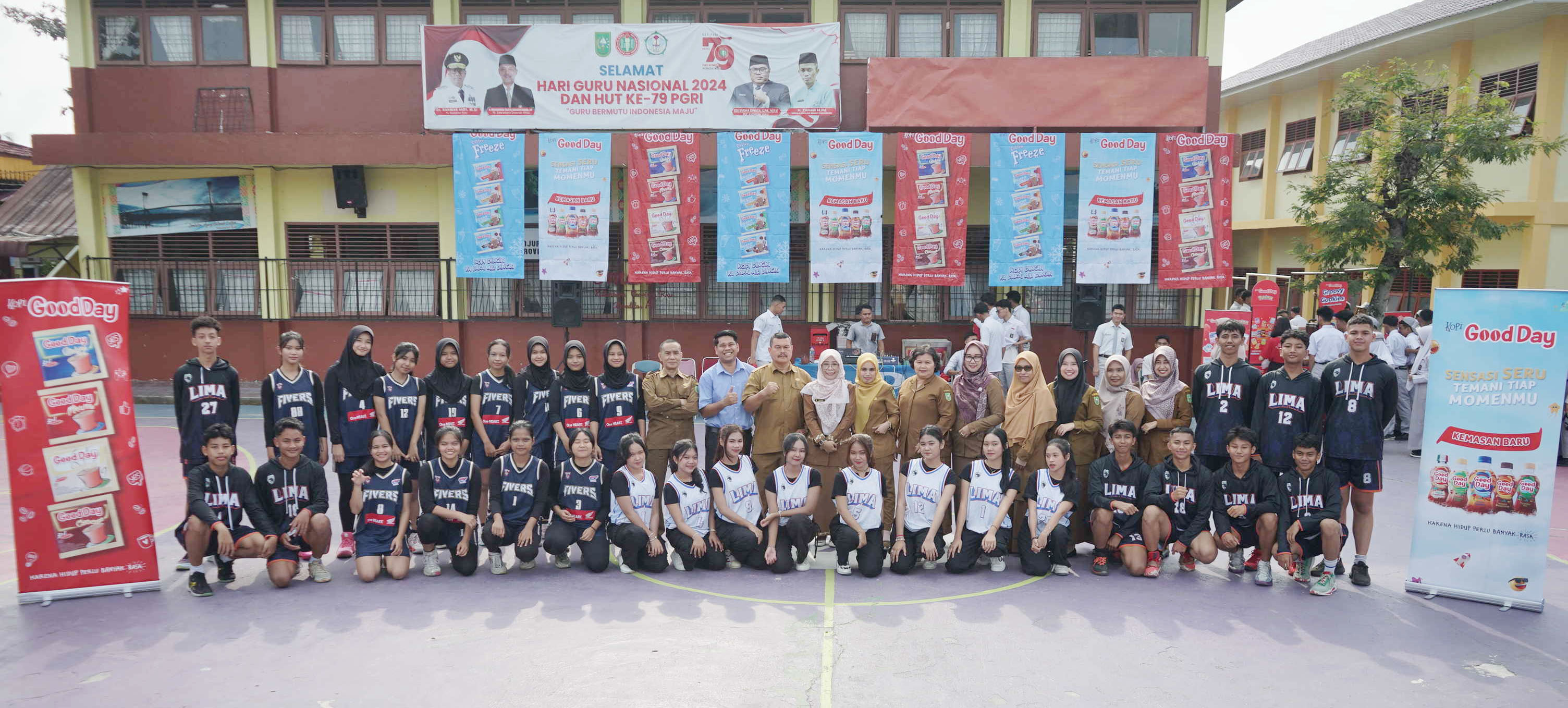 Perwakilan Sponsor, Majelis Guru, Tim Basket Putra dan Putri, dan tim Dance SMAN 5 Pekanbaru foto bersama saat roadshow Kopi Good Day Goes to School  di  SMAN 5 Pekanbaru, Senin (17/2/2025)