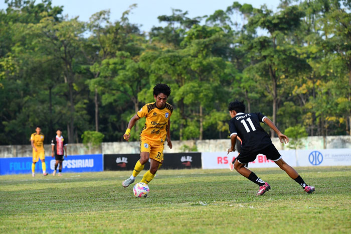 Pemain Persemai Dumai Robi Darwis (kiri) melewati pemain Unr9i FC dalam laga Liga 4 Zona Riau  di Stadion Unri Jalan Binawidya, Pekanbaru, Senin (17/2/2025).